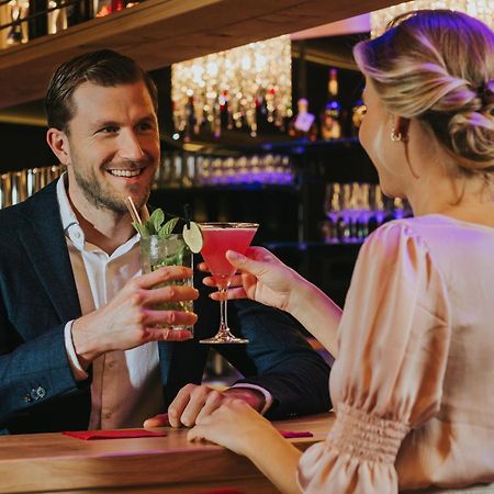 Ortner'S Resort 바트푸징 외부 사진 A couple drinking cocktails