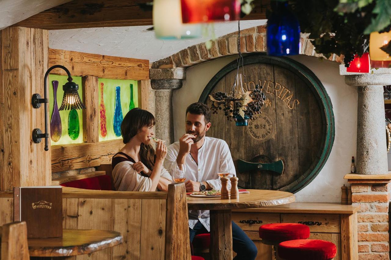 Ortner'S Resort 바트푸징 외부 사진 Restaurant in the village