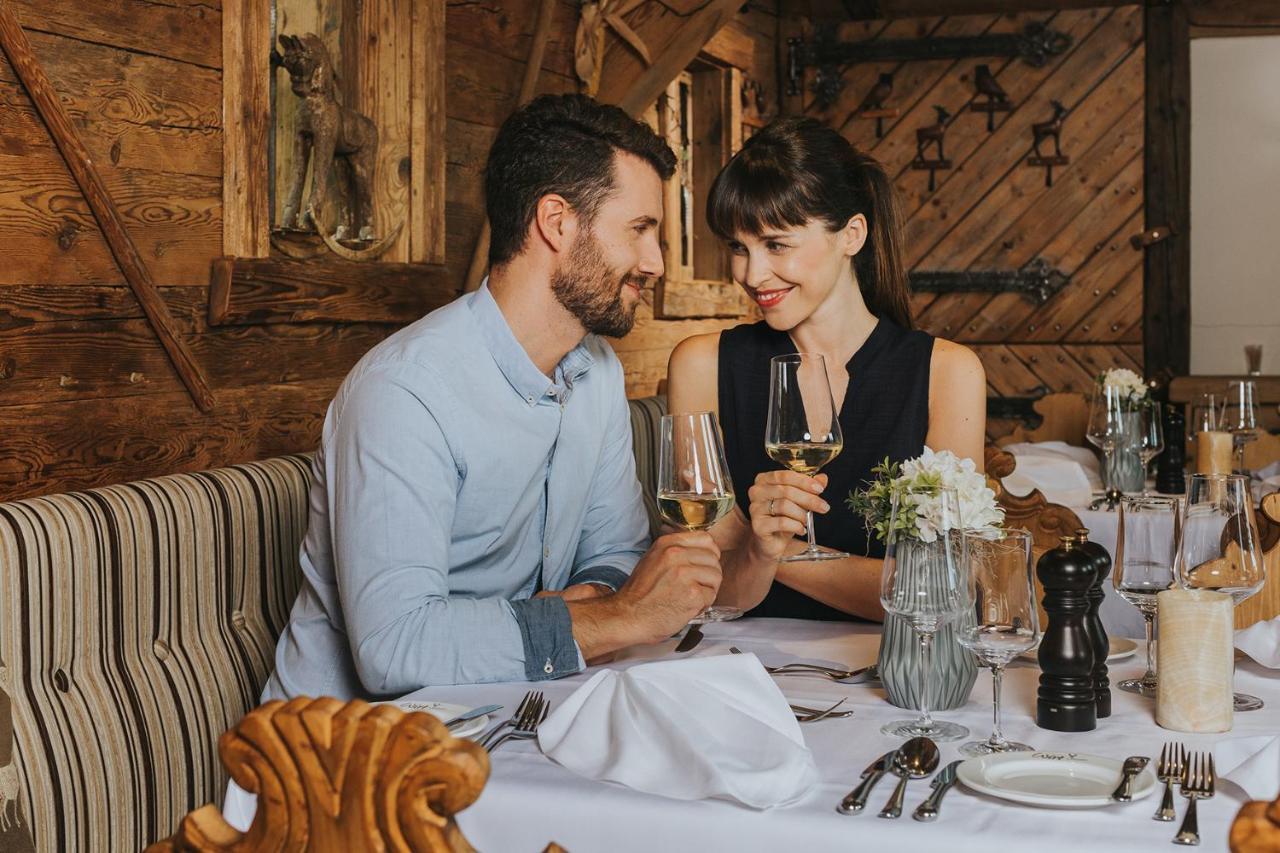 Ortner'S Resort 바트푸징 외부 사진 A couple dining at a restaurant