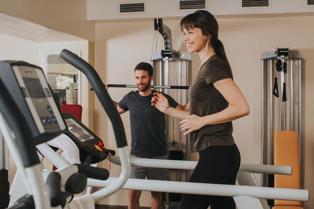 Ortner'S Resort 바트푸징 외부 사진 A personal trainer with a client