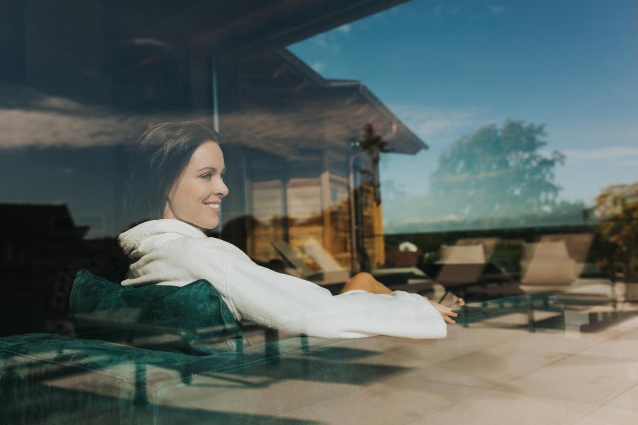 Ortner'S Resort 바트푸징 외부 사진 A woman relaxing at a resort