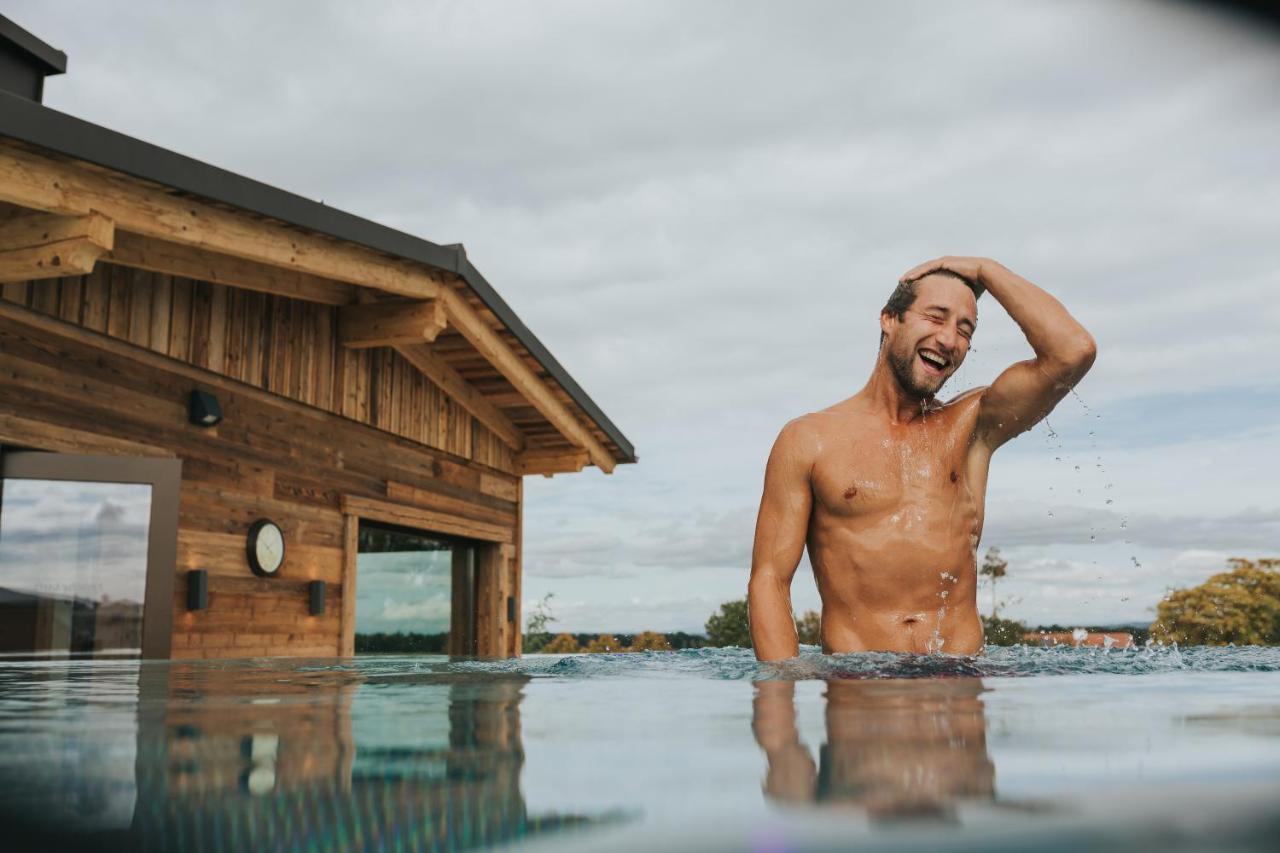 Ortner'S Resort 바트푸징 외부 사진 A man in a swimming pool