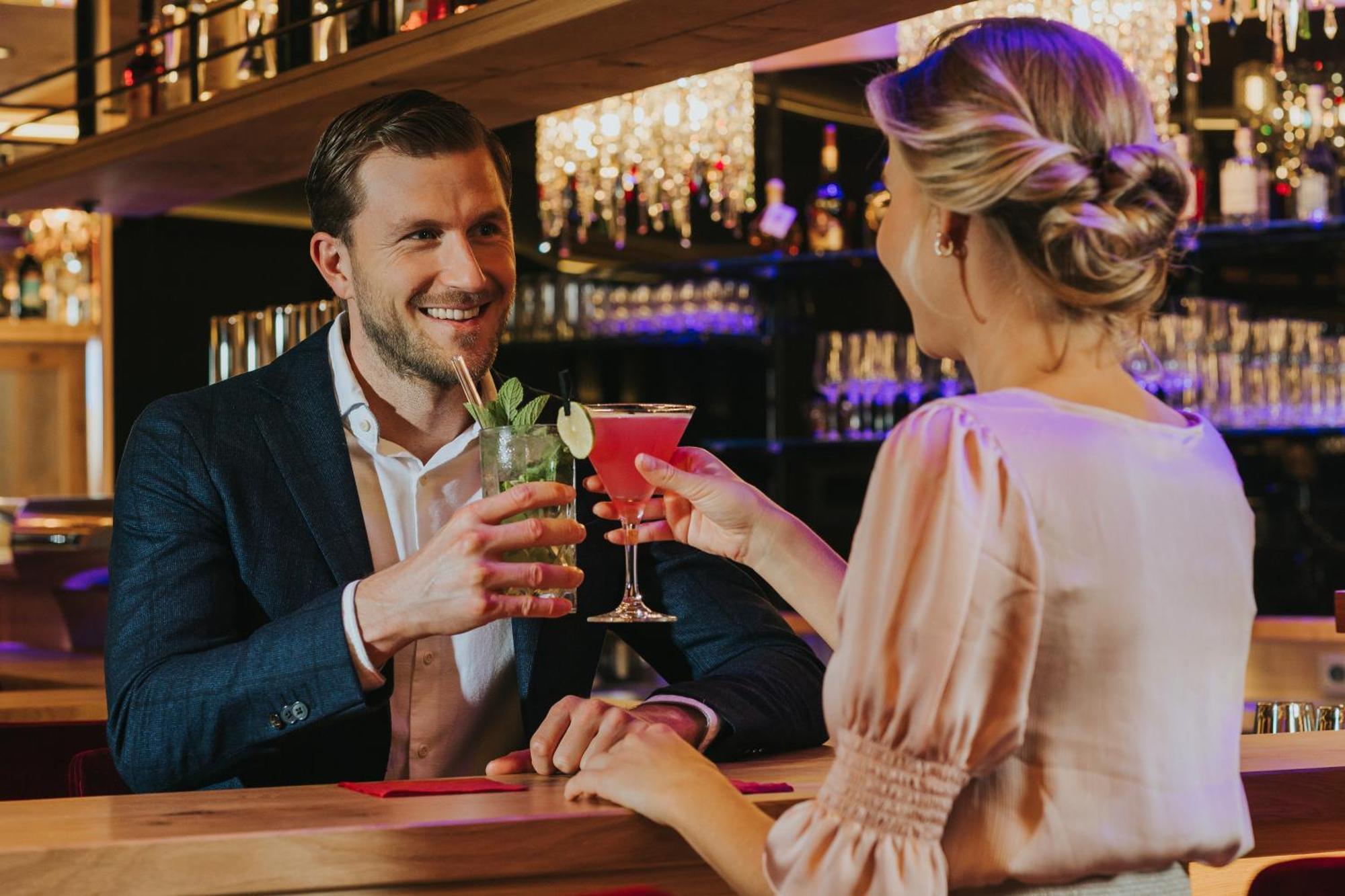 Ortner'S Resort 바트푸징 외부 사진 A couple drinking cocktails